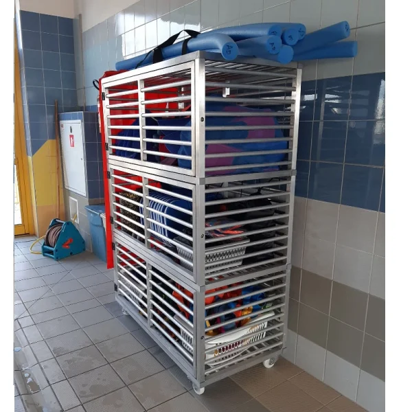 Regał aluminiowy na akcesoria pływackie