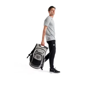 Arena All Set Backpack 45L ICE – dwie główne komory i zewnętrzne kieszenie na zamek