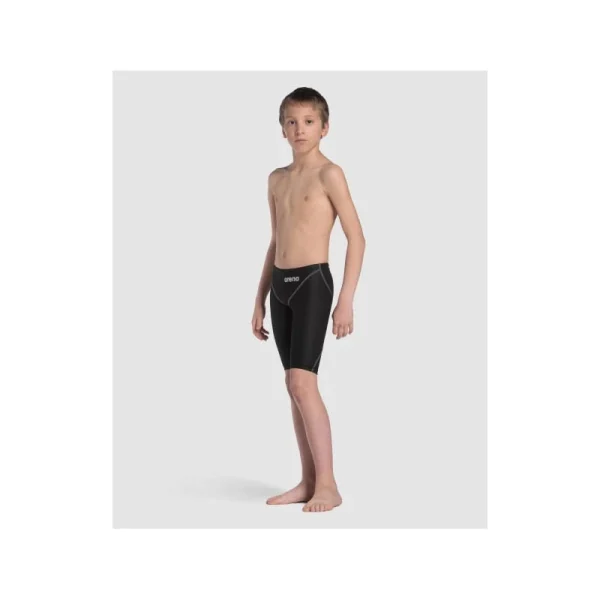 chłopiec w startowym stroju pływackim Arena Powerskin Jammer Junior Black na zawodach